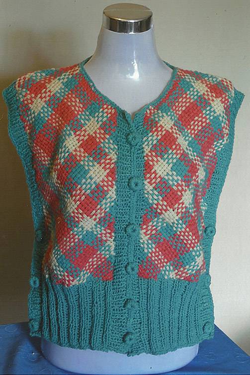 poncho con aplicaciones de bordado en fieltro y terminacion a crochet